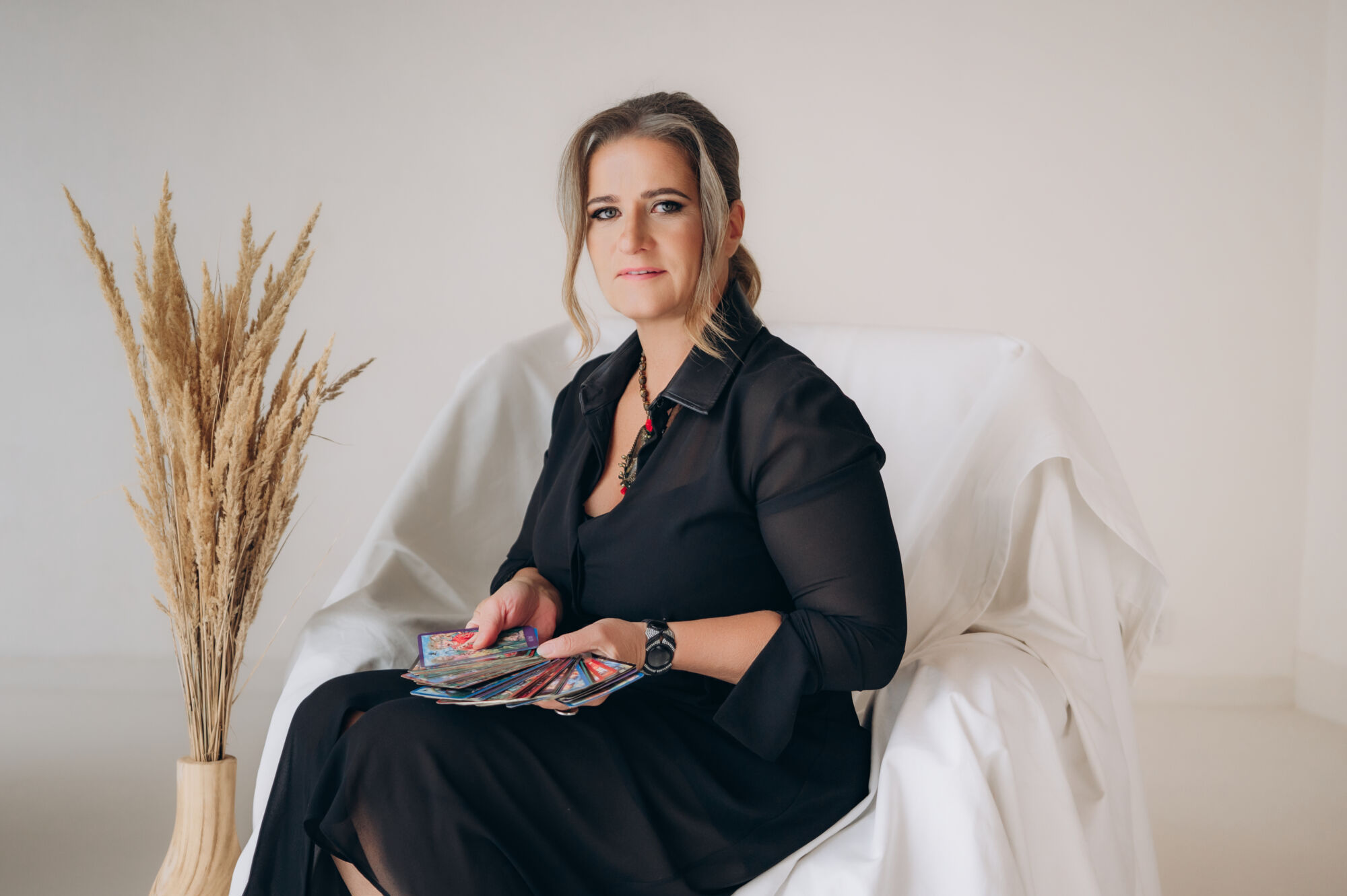 Profesionální tarotová poradkyně s kartami